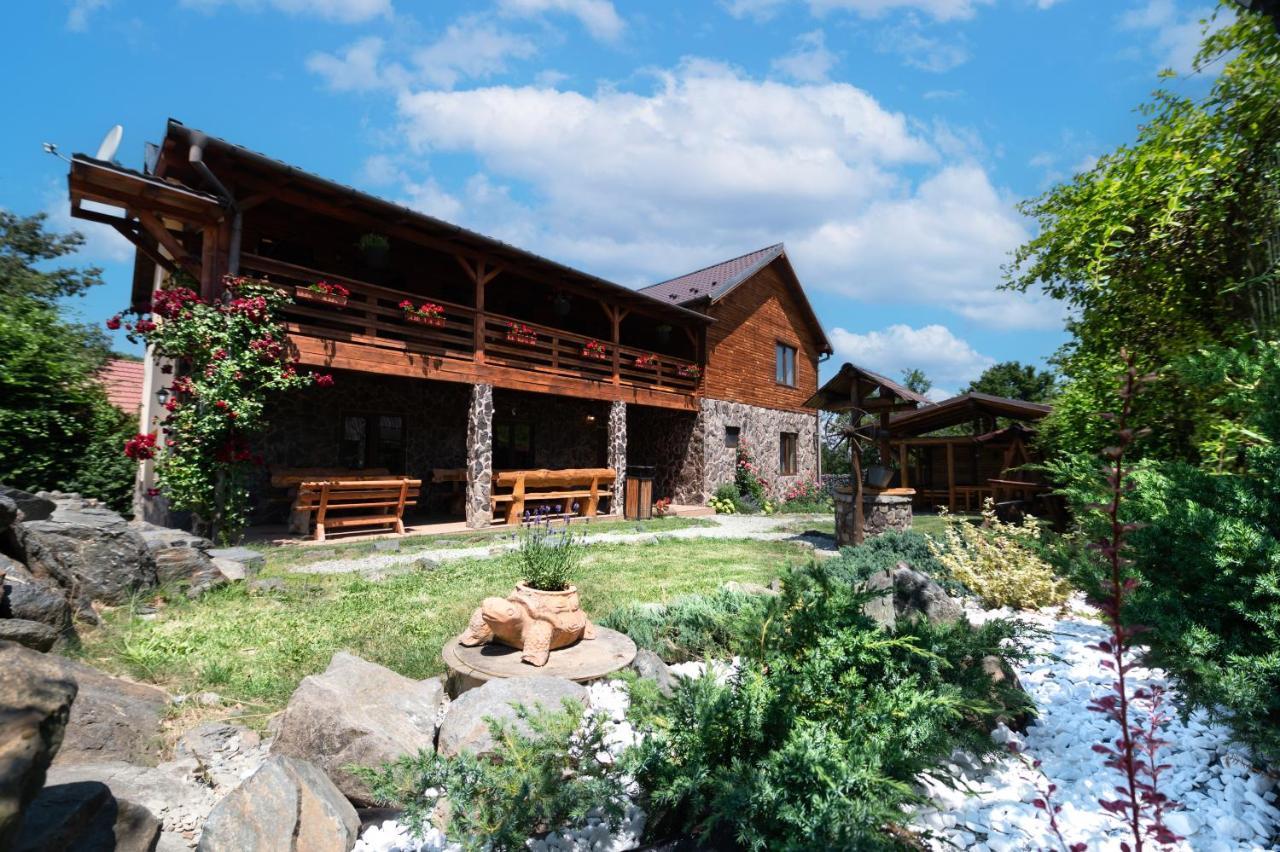 Casa De Vacanta Sadu Экстерьер фото
